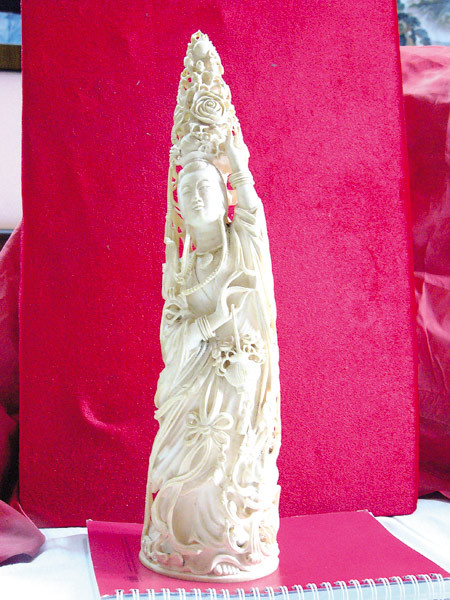 Đại gia trấn giữ uy quyền bằng răng nanh voi đực ảnh 5