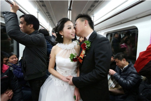 Sử dụng cả tàu điện để đón dâu