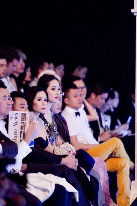 Hoa hậu nổi bật trên hàng ghế VIP khi xem biểu diễn thời trang tại sự kiện