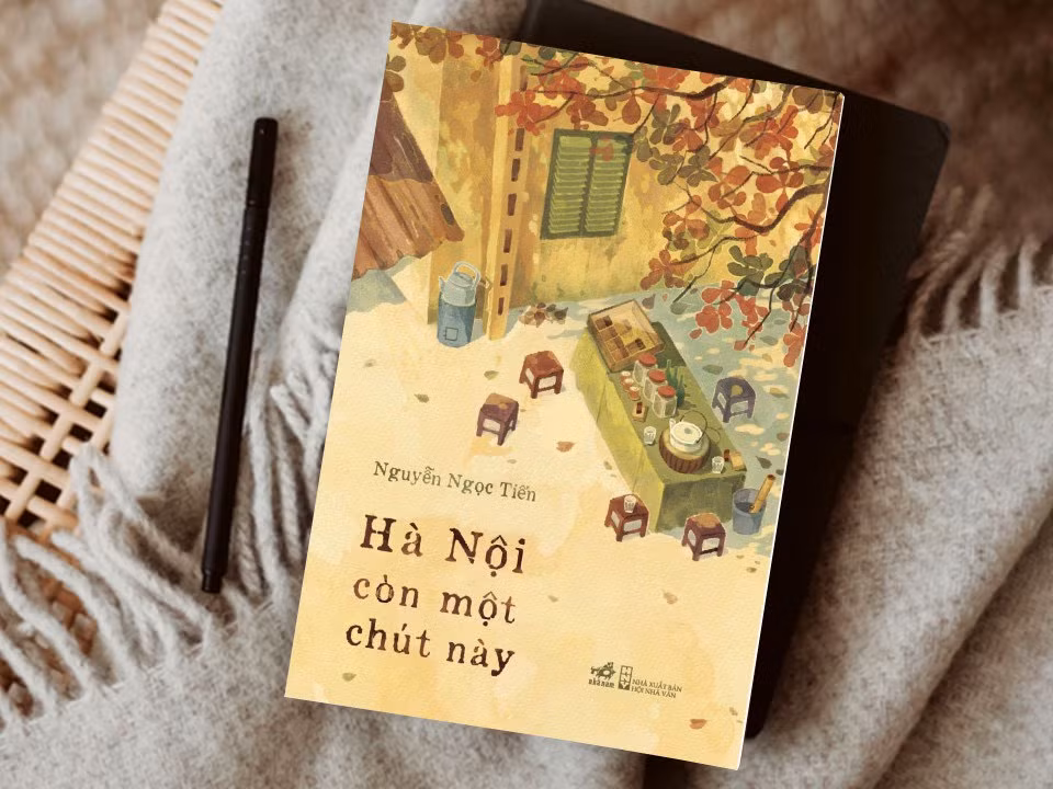 Hà Nội còn một chút này dày 367 trang, gồm 56 mẩu chuyện nhỏ về Hà Nội.