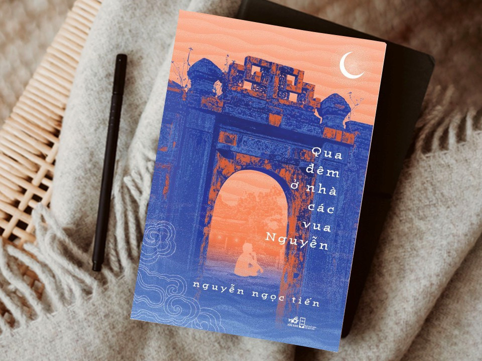 Qua đêm ở nhà các vua Nguyễn dày 318 trang, viết theo lối tản văn, khảo cứu. Qua đêm ở nhà các vua Nguyễn dày 318 trang, viết theo lối tản văn, khảo cứu.