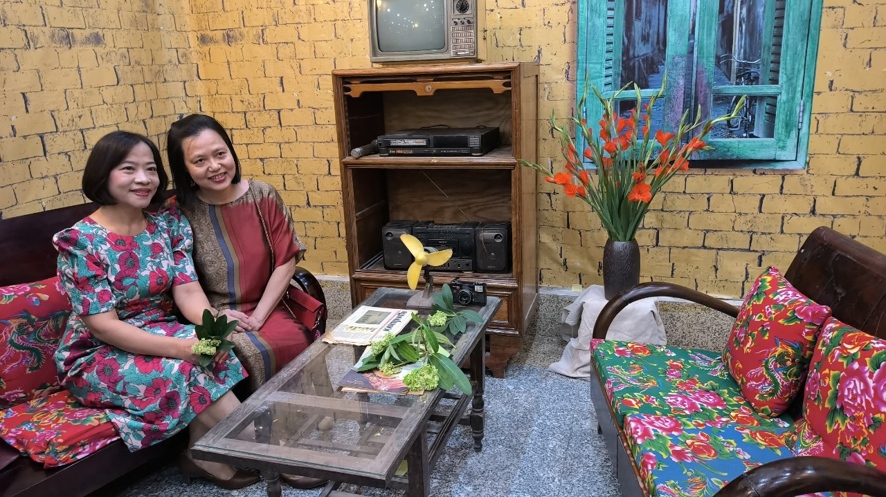 Khán giả thích thú check in ở sảnh Nhà hát Tuổi trẻ.