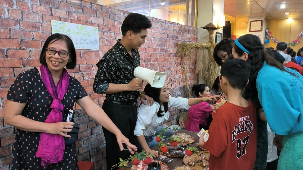 Quầy Kẹo lạc hút khách.