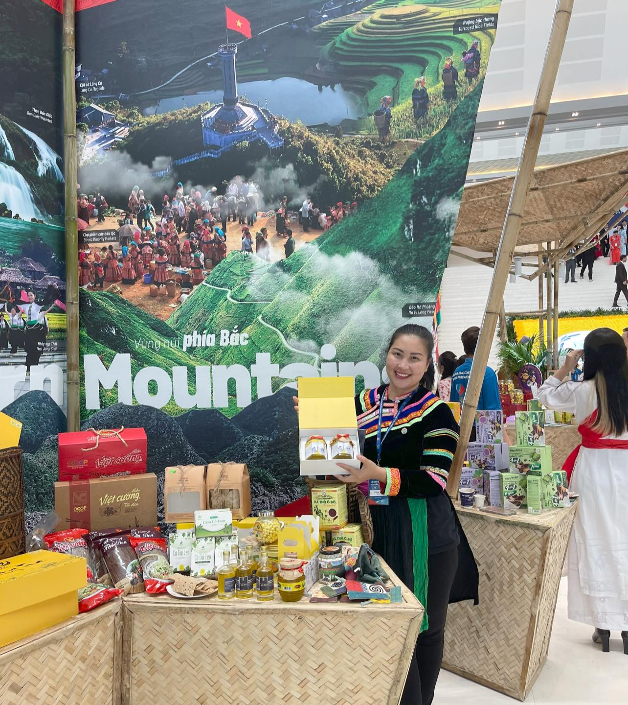 Cô tích cực tham gia các hội chợ giới thiệu sản phẩm để quảng bá đặc sản Hà Giang. Cô tích cực tham gia các hội chợ giới thiệu sản phẩm để quảng bá đặc sản Hà Giang.