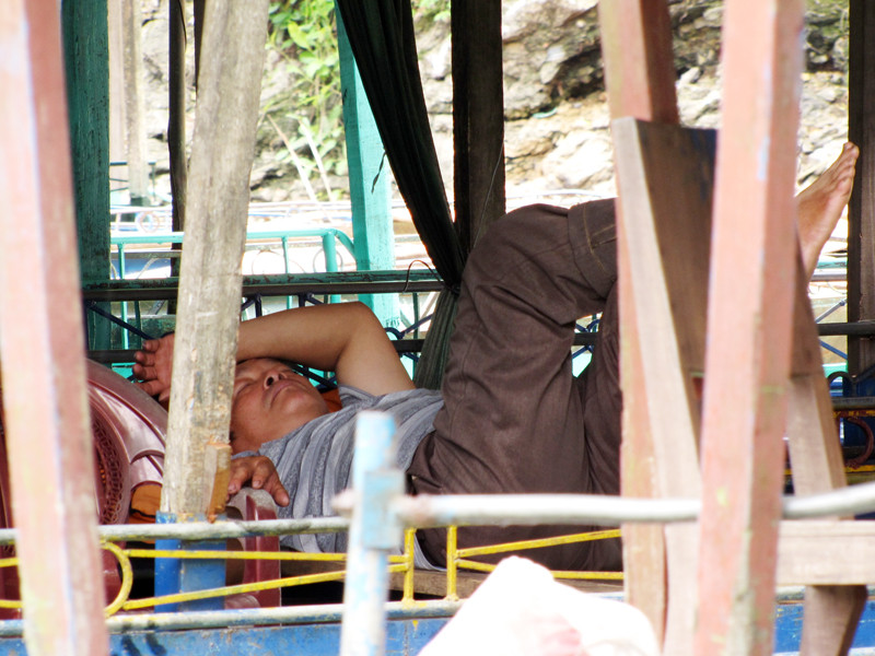 Giấc ngủ trưa của một chủ xuồng ngày vắng khách. Giấc ngủ trưa của một chủ xuồng ngày vắng khách