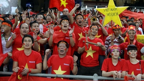 CĐV Cổ động viên Việt Nam trên sân Bukit Jalil cổ vũ cho đội tuyển Việt Nam chiều 15-12 - Ảnh: Tuổi trẻ. CĐV Cổ động viên Việt Nam trên sân Bukit Jalil cổ vũ cho đội tuyển Việt Nam chiều 15-12 - Ảnh: Tuổi trẻ