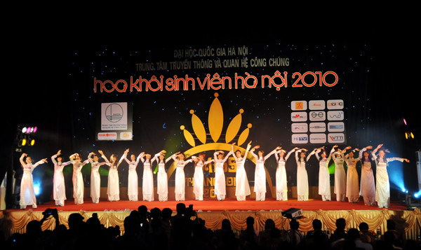 Mở màn cho đêm tài năng Imiss Thăng Long, 20 thí sinh đã đồng loạt xuất hiện trong tà áo dài trắng đậm nét nữ sinh, duyên dáng và tinh khôi. Mở màn cho đêm tài năng Imiss Thăng Long, 20 thí sinh đã đồng loạt xuất hiện trong tà áo dài trắng đậm nét nữ sinh, duyên dáng và tinh khôi.