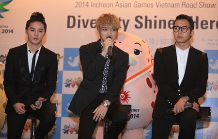 Tháng 9, nam tài tử Hồng Kông Dư Văn Lạc xuất hiện lặng lẽ tại sân bay Nội Bài Tháng 10, một trong những nhóm nhạc hàng đầu Kpop - JYJ lần đầu tiên đặt chân đến Hà Nội. JYJ đã biểu diễn rất thành công trong chương trình Chào Châu Á để cổ động cho Á vận hội ASIAD 2014 tổ chức tại thành phố Incheon, Hàn Quốc