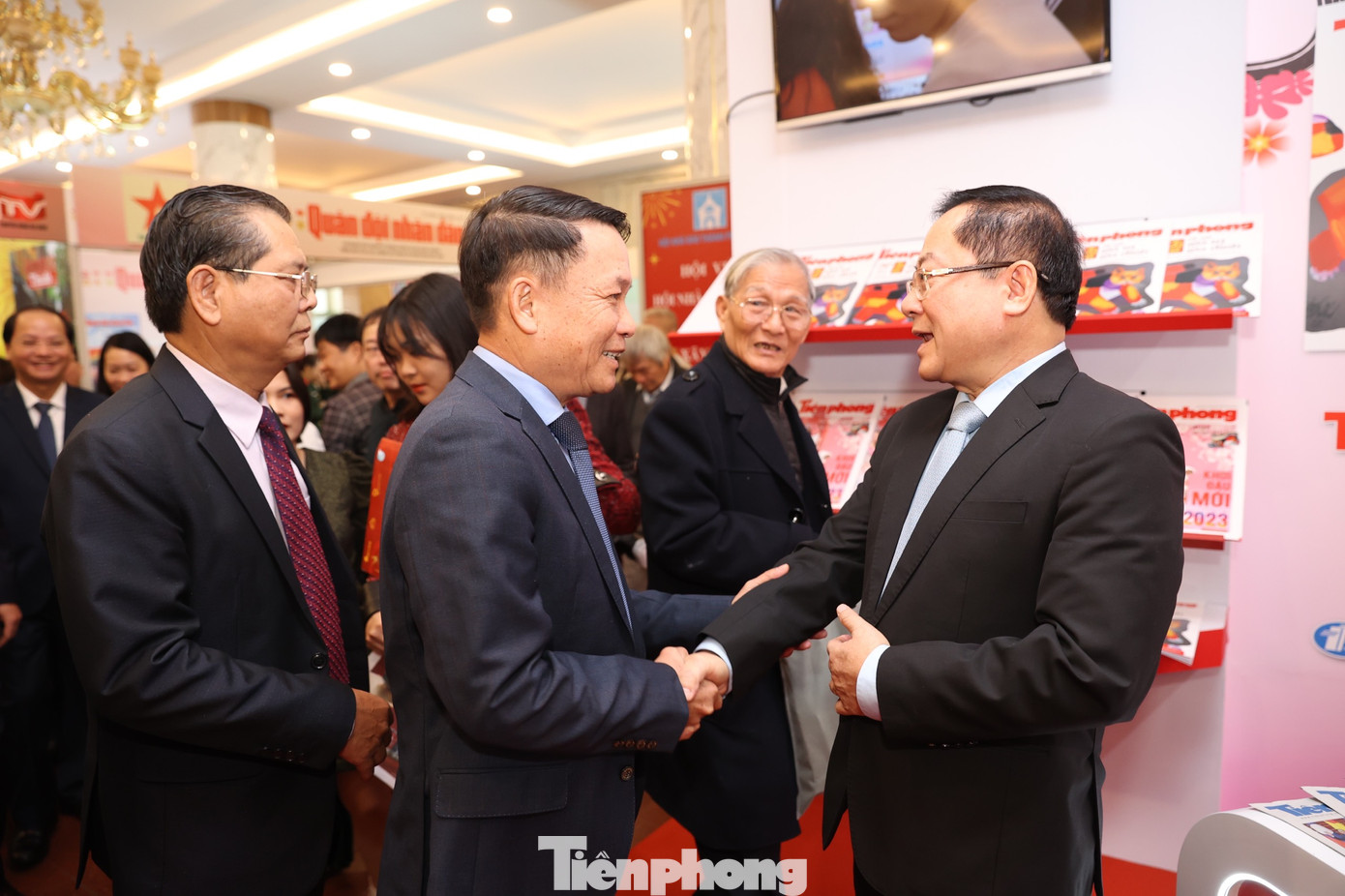 Nhà báo Nguyễn Đức Lợi, Phó Chủ tịch Thường trực Hội Nhà báo Việt Nam và các đại biểu tham quan gian trưng bày Báo Tiền Phong.