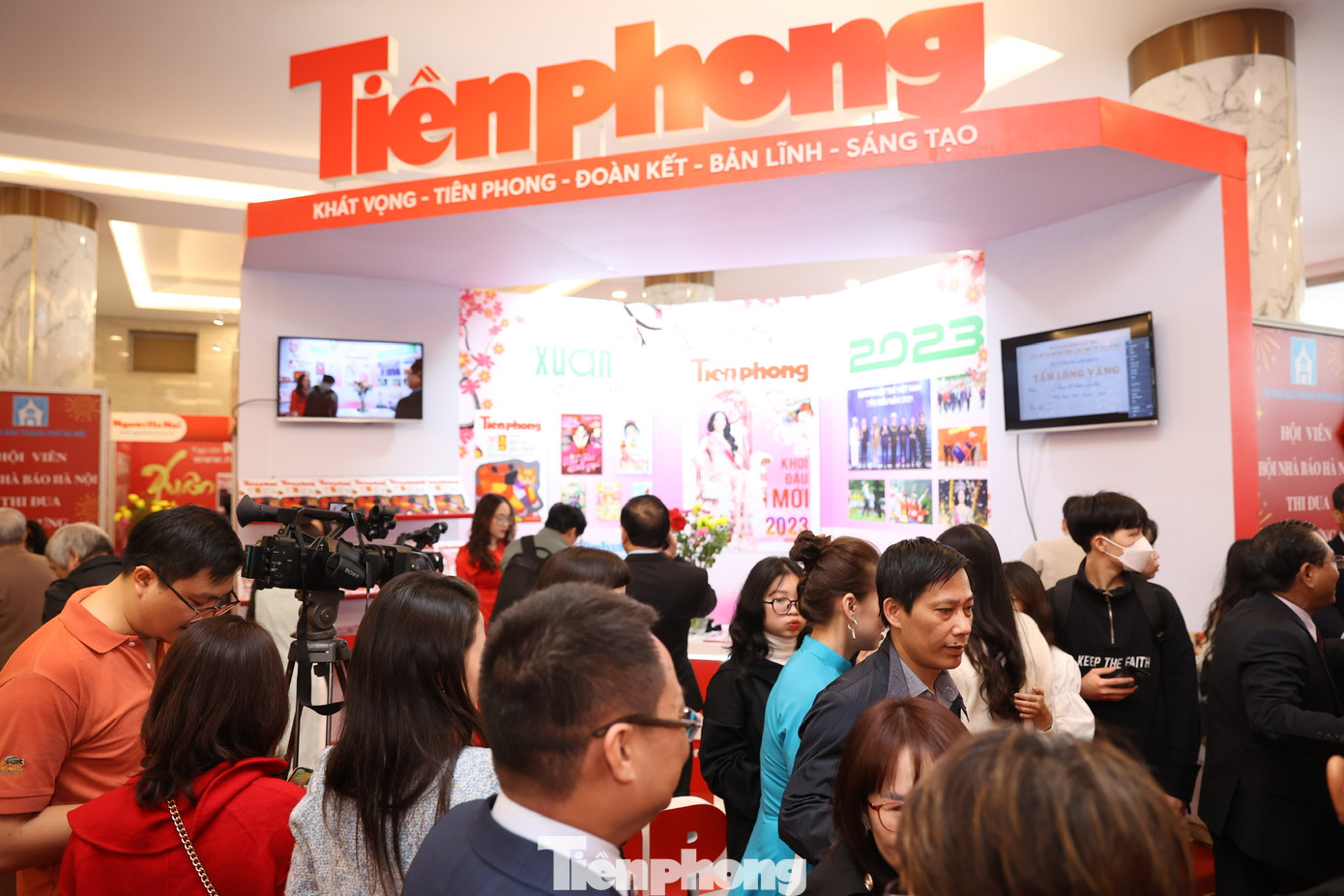 Gian trưng bày báo ấn tượng của báo Tiền Phong. Ảnh: Như Ý Gian trưng bày báo ấn tượng của báo Tiền Phong. Ảnh: Như Ý