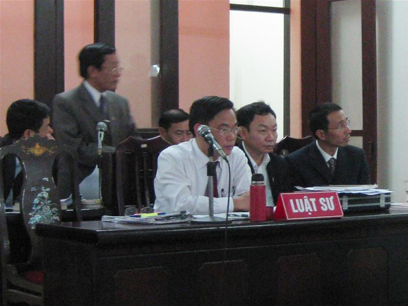 Các luật sư tham gia phiên tòa sơ thẩm