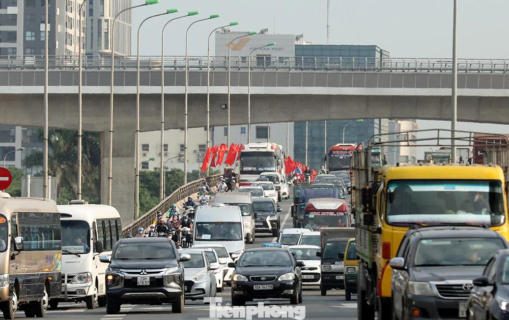 Đường Phạm Hùng (đoạn đối diện bến xe khách Mỹ Đình) xảy ra tình trạng ùn tắc kéo dài. Hàng trăm phương tiện nối đuôi nhau hướng ra cầu Thăng Long.