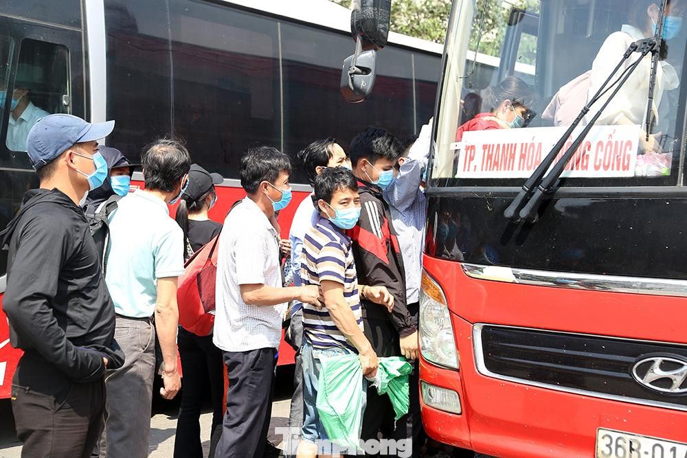 Hành khách chờ đợi để lên xe tại Bến xe Giáp Bát