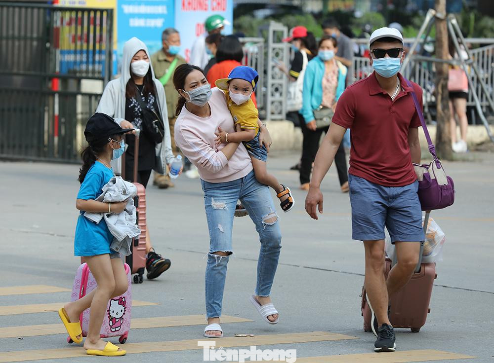 Một gia đình tranh thủ ngày nghỉ lễ đưa các con đi du lịch