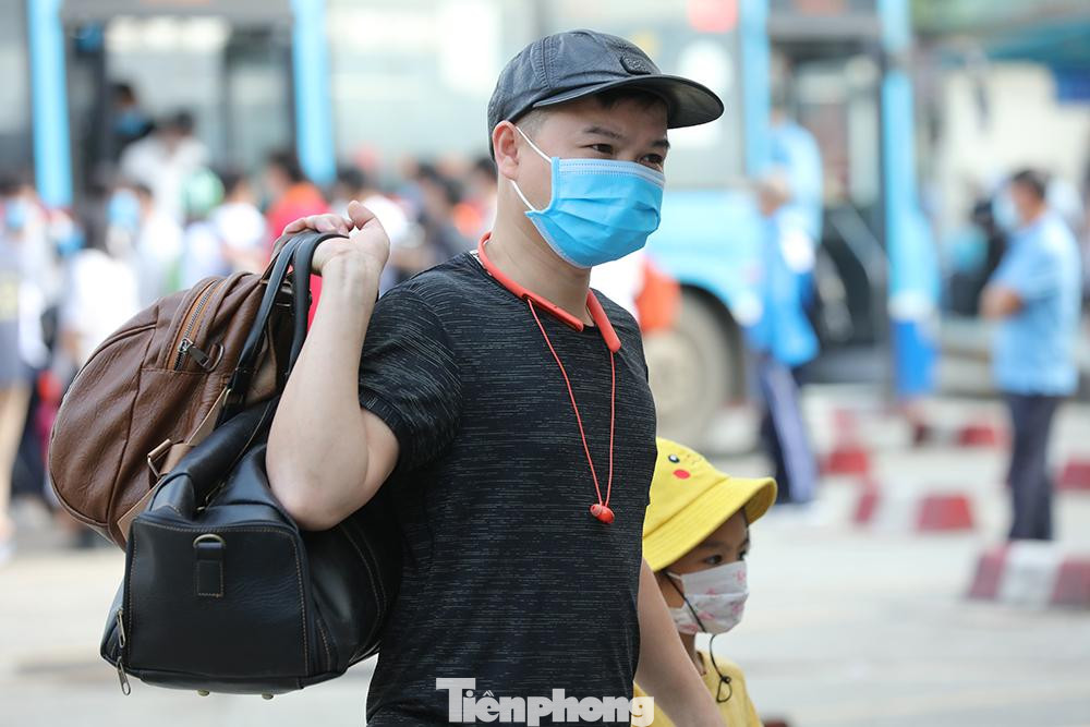 Anh Tuấn (quê ở Hà Giang) cho biết tranh thủ kỳ nghỉ dài để đưa con về thăm ông bà.