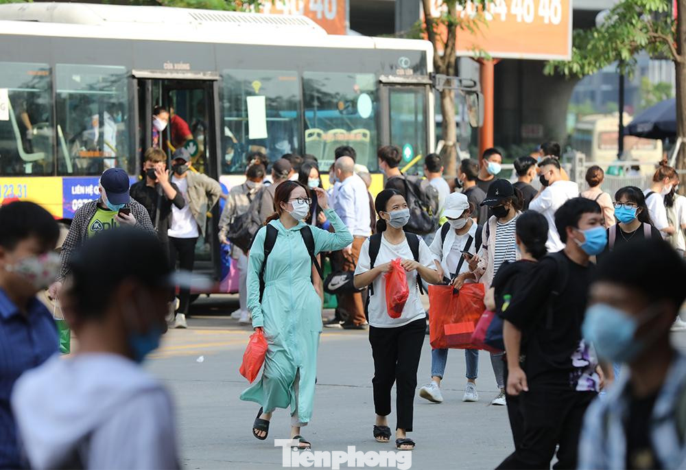 Dịp lễ 30/4 và 1/5 năm nay, người lao động được nghỉ 4 ngày liên tục, có lẽ vì vậy mà các bến xe Hà Nội sớm rơi vào tình trạng quá tải.