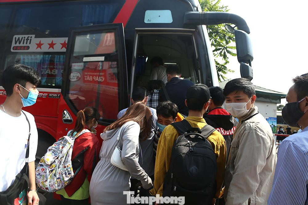 Lượng hành khách đổ về Bến xe Giáp Bát ngày càng đông