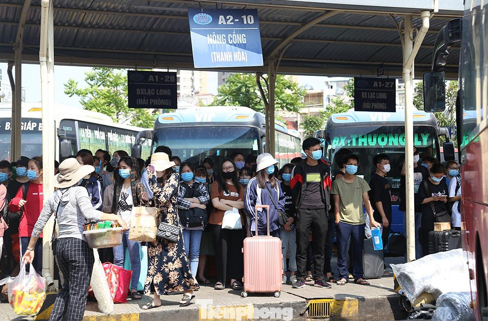 Bên trong Bến xe Giáp Bát, lượng khách dồn về khiến điểm chờ xe quá tải.