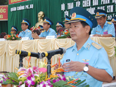 Thiếu tướng Lê Huy Vịnh, Phó Tư lệnh Quân chủng PK-KQ phát biểu Khai mạc hội thao. Thiếu tướng Lê Huy Vịnh, Phó Tư lệnh Quân chủng PK-KQ phát biểu Khai mạc hội thao