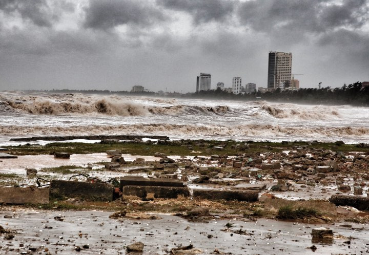 Bão số 10 càn quét miền Trung, ít nhất 4 người chết ảnh 16