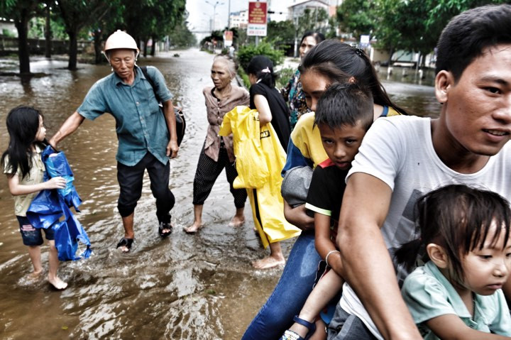 Bão số 10 càn quét miền Trung, ít nhất 4 người chết ảnh 17