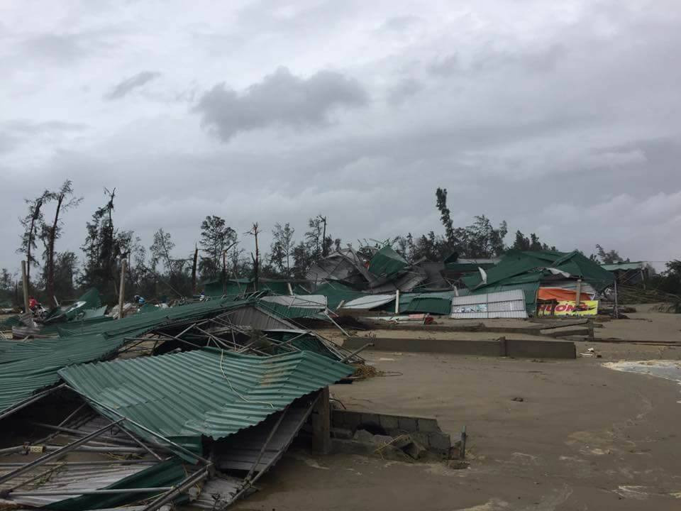 Bão số 10 càn quét miền Trung, ít nhất 4 người chết ảnh 3