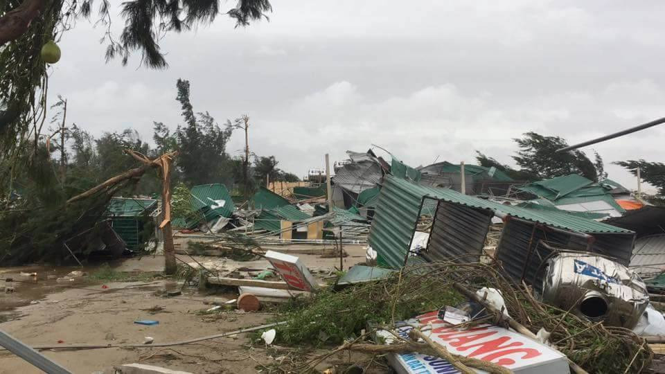 Bão số 10 càn quét miền Trung, ít nhất 4 người chết ảnh 2