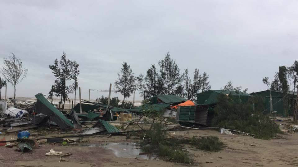 Bão số 10 càn quét miền Trung, ít nhất 4 người chết ảnh 4