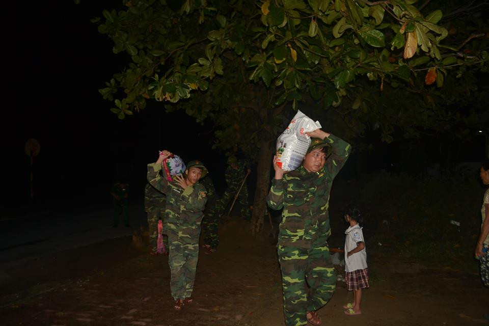 Bão số 10 càn quét miền Trung, ít nhất 4 người chết ảnh 5