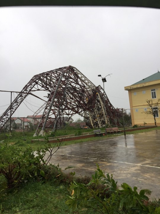 Bão số 10 càn quét miền Trung, ít nhất 4 người chết ảnh 13