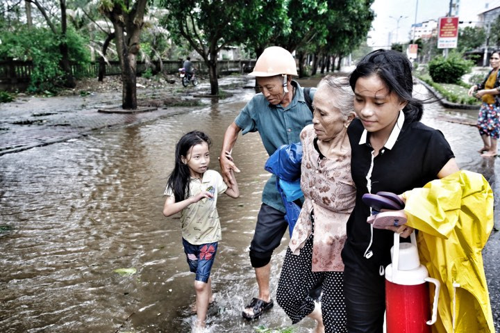 Bão số 10 càn quét miền Trung, ít nhất 4 người chết ảnh 18