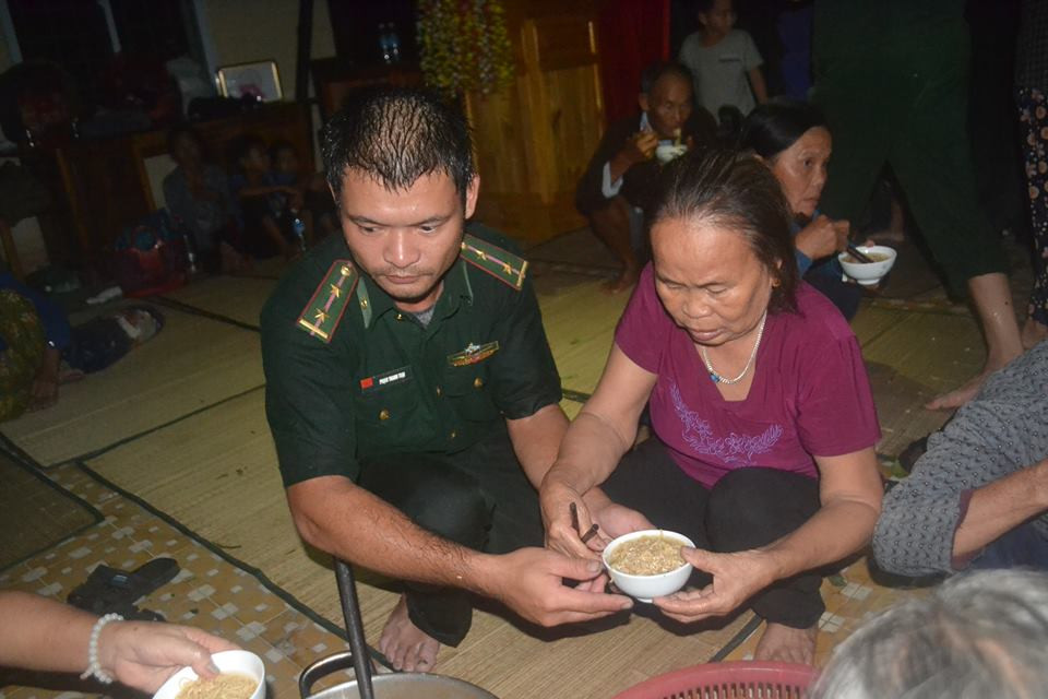 Bão số 10 càn quét miền Trung, ít nhất 4 người chết ảnh 7