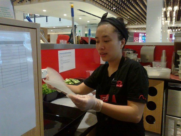 Phương An (làm việc tại một quán ăn Việt ở Úc) thường phải chờ hết khách mới được ăn