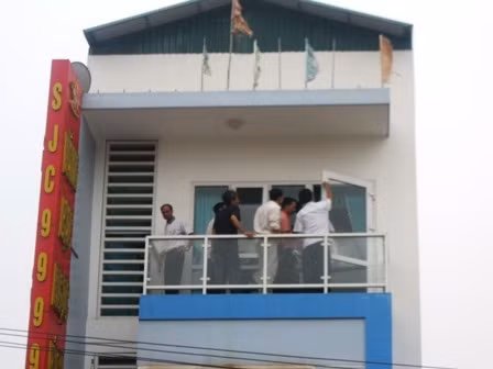 Các điều tra viên kiểm tra cửa sổ tại tầng 3 tiệm vàng