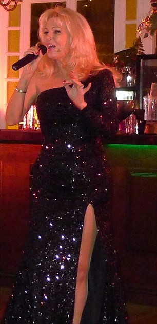 Ngỡ ngàng với nhan sắc gái đôi mươi của cựu vũ nữ 63 tuổi ảnh 1