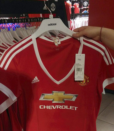 Áo đấu M.U cho CĐV nữ bị chê quá hở hang ảnh 1