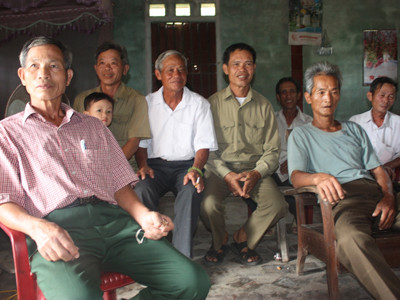 Người dân bức xúc tố cáo với các PV về những sai trái của cán bộ xã