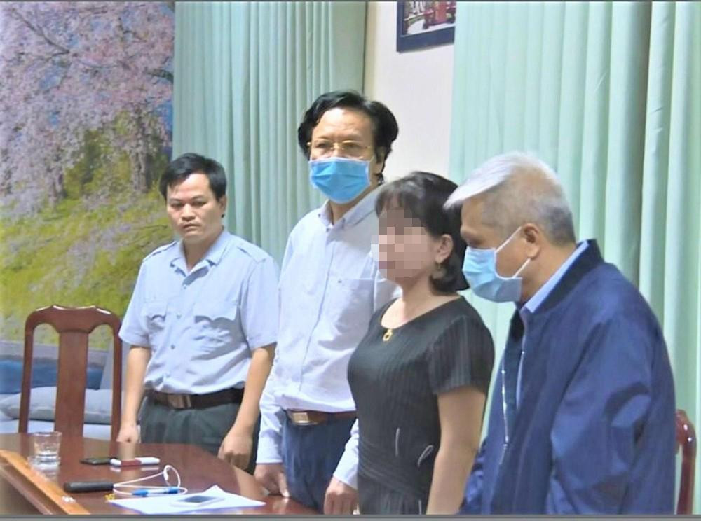 Nguyên Giám đốc Sở Y tế Doãn Hữu Long (giữa, áo trắng) Nguyên Giám đốc Sở Y tế Doãn Hữu Long (giữa, áo trắng)