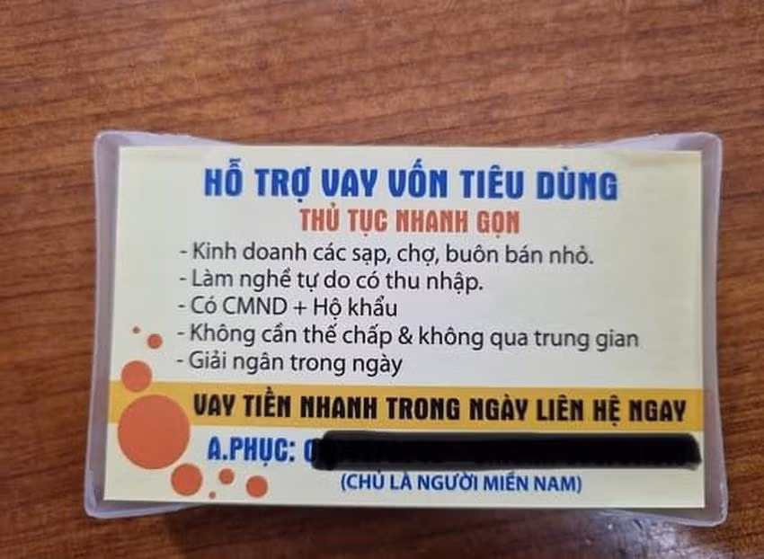 Các tờ quảng cáo do nhóm này phát ở nhiều khu vực tại TP.HCM. Ảnh: CA