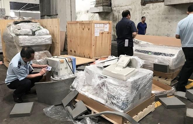 Hải quan TP.HCM phát hiện container hàng điện máy cũ nát hồi tháng 7/2021. Ảnh: Hoàng Thọ. Hải quan TP.HCM phát hiện container hàng điện máy cũ nát hồi tháng 7/2021. Ảnh: Hoàng Thọ.