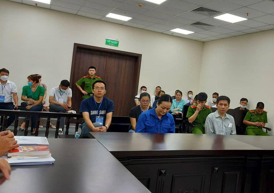 Nhóm bị cáo tại tòa.