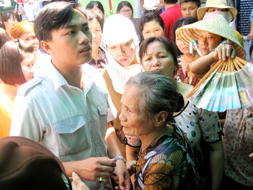 Bố chết, mẹ bị tuyên tử hình, con trai bị cáo Liên cùng bà nội đừng tần ngần trong vòng tay sẻ chia của bà con lối xóm nhưng mắt vẫn không rời hướng mẹ mình đang bị cảnh sát dẫn ra xe tù