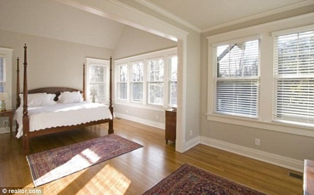 Phòng ngủ giữ kiểu giường thiết kế từ thời trước bằng gỗ