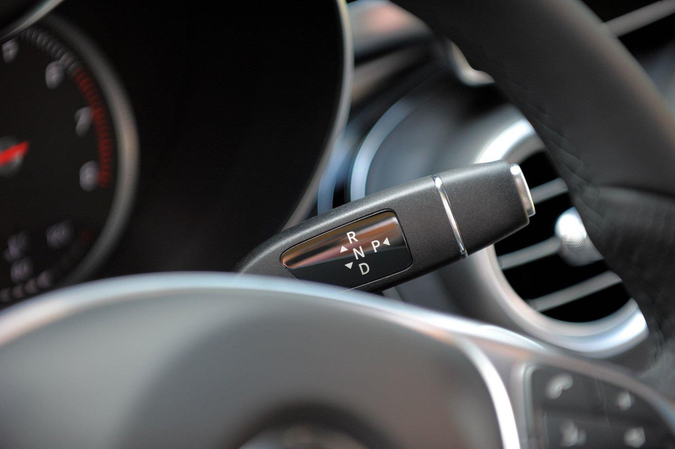 Với Mercedes sau năm 2015, cần số sẽ nằm sau vô lăng bên phải, nút gạt mưa nằm cùng cần điều khiển đèn báo rẽ bên trái. Với Mercedes sau năm 2015, cần số sẽ nằm sau vô lăng bên phải, nút gạt mưa nằm cùng cần điều khiển đèn báo rẽ bên trái.