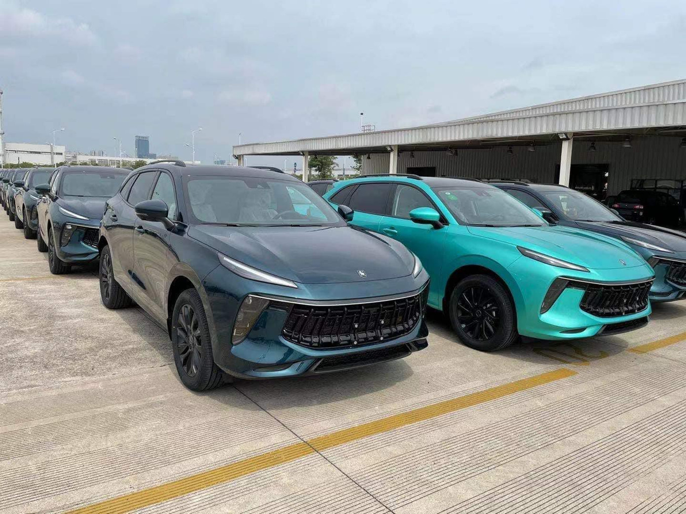 Những xe Dongfeng T5 EVO sắp về Việt Nam có nhiều màu sắc lạ. (ảnh MXH) Những xe Dongfeng T5 EVO sắp về Việt Nam có nhiều màu sắc lạ. (ảnh MXH)