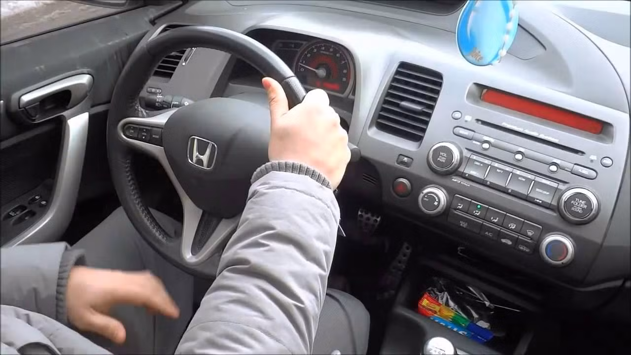 Cách cầm vô-lăng bằng một tay ở góc này được coi là không an toàn. Cách cầm vô-lăng bằng một tay ở góc này được coi là không an toàn.