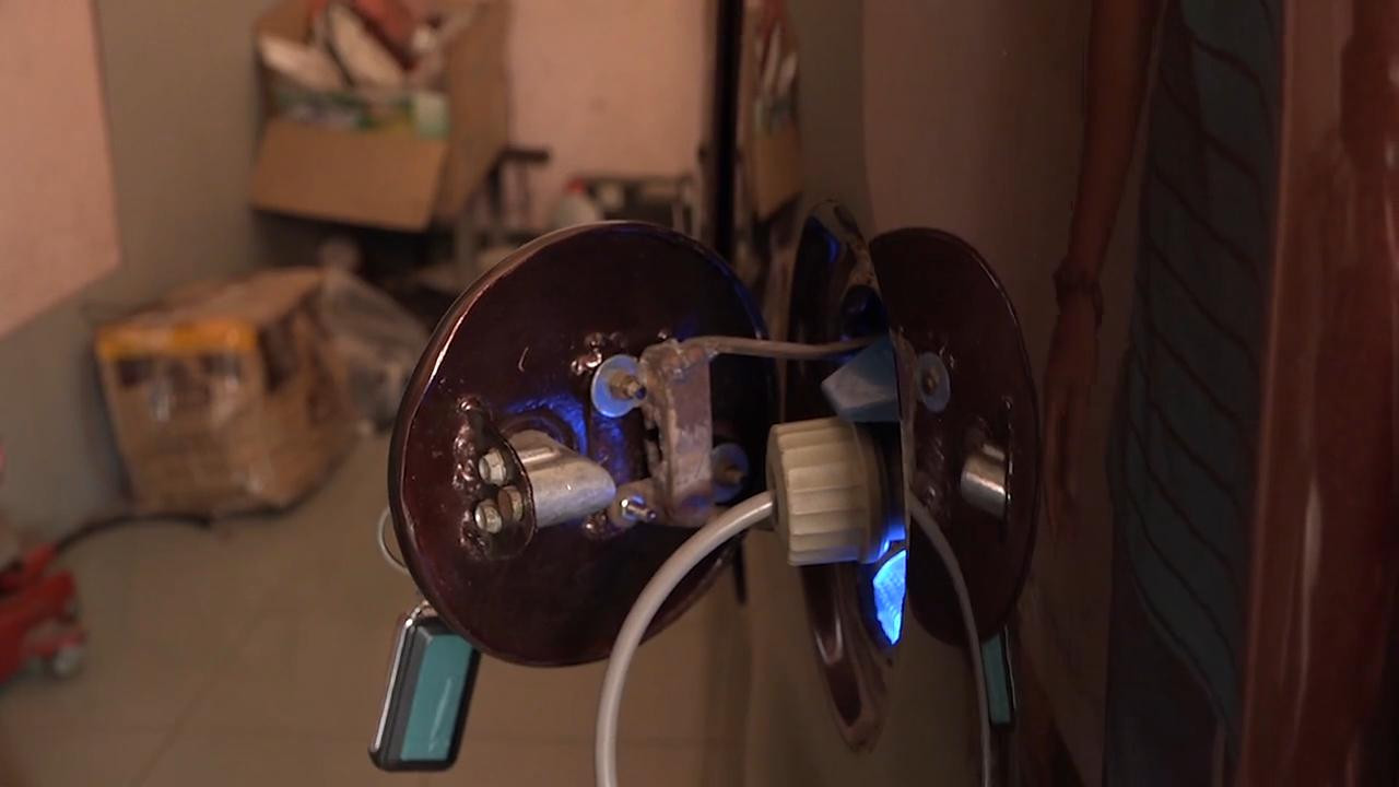 Xe sạc bằng nguồn điện 220V cắm trực tiếp vào xe. Xe sạc bằng nguồn điện 220V cắm trực tiếp vào xe.