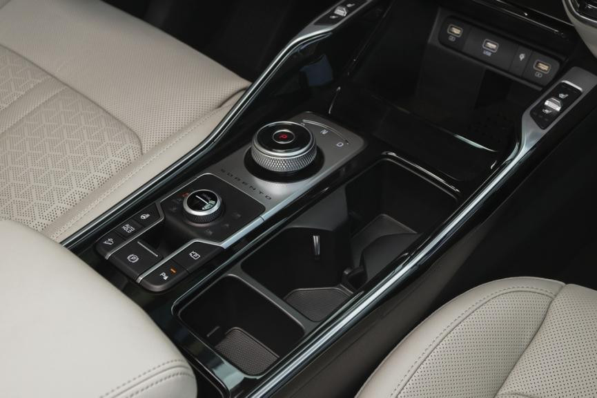 Cần số của Sorento khá giống LandRover nhưng vị trí P là nút ấn, nằm trên núm xoay. Cần số của Sorento khá giống LandRover nhưng vị trí P là nút ấn, nằm trên núm xoay.