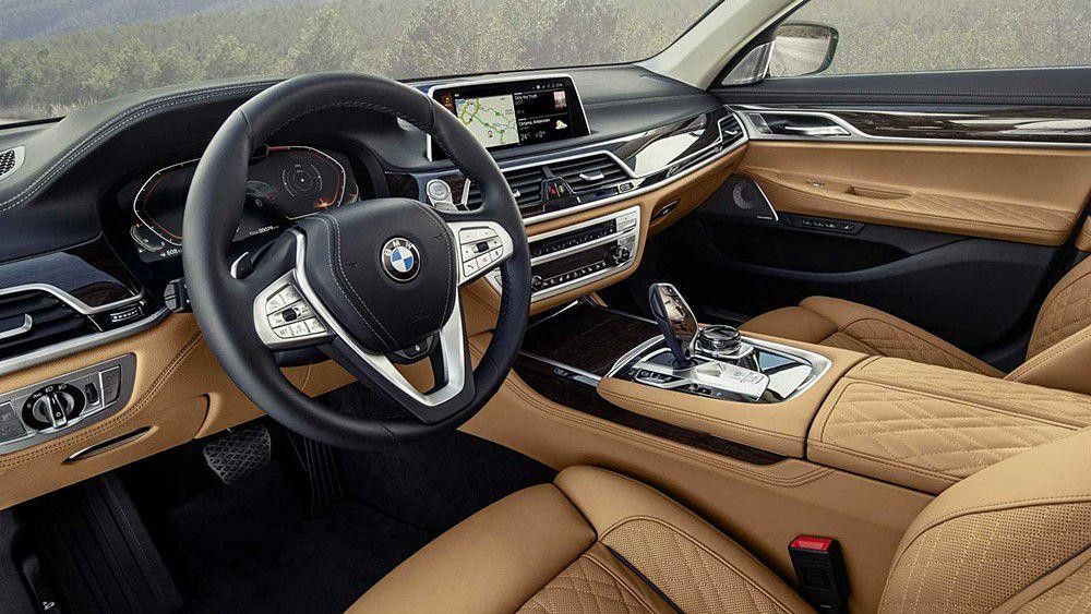 BMW 740 dù có giá bán tương đối cao nhưng lại đầy đủ từ công nghệ đến thiết kế sang trọng.