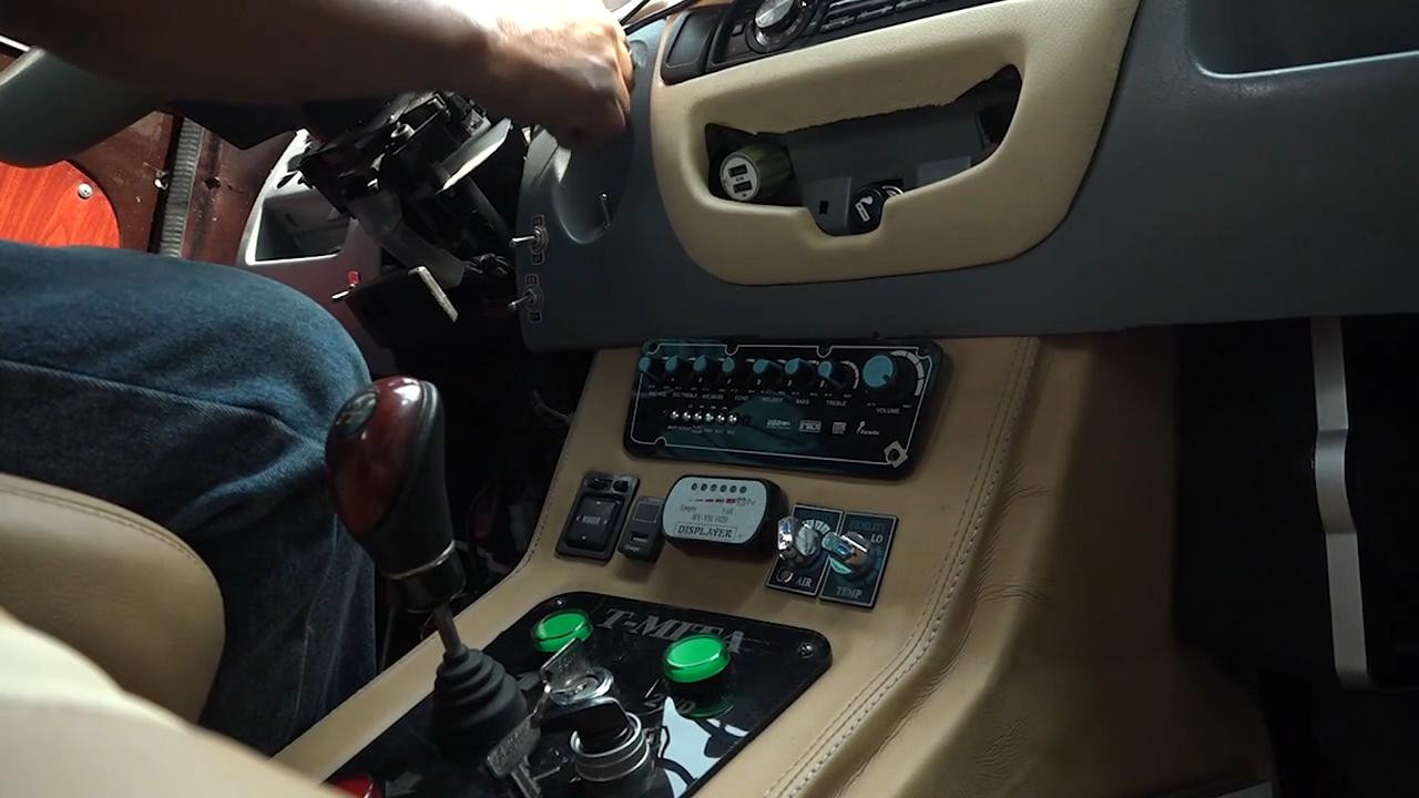 Xe được trang bị đầy đủ điều hòa, hệ thống giải trí Xe được trang bị đầy đủ điều hòa, hệ thống giải trí